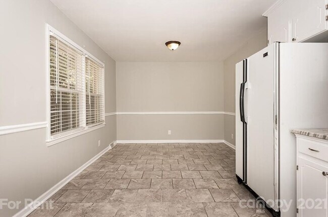 Building Photo - 3001 Spring Valley Rd