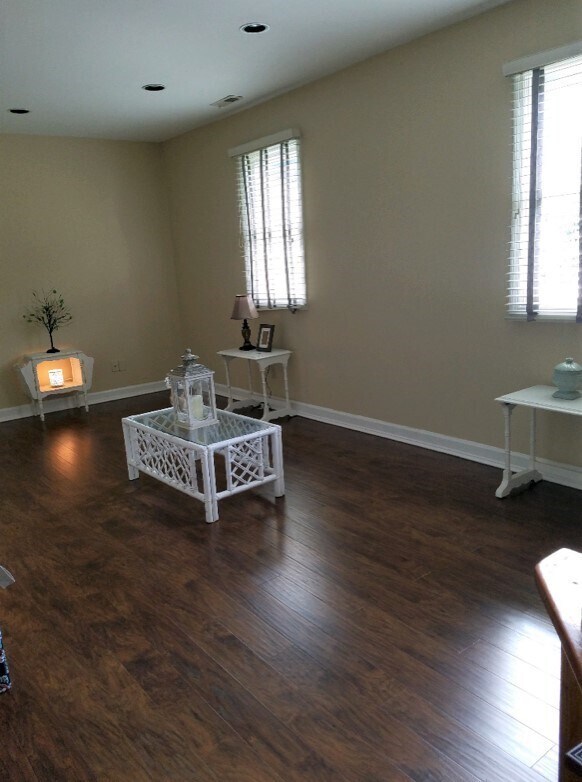Building Photo - Apartment For Lease!!