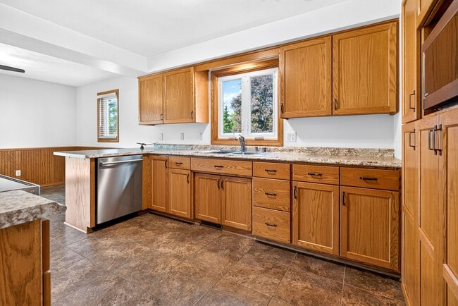 Building Photo - 3033 W Hiawatha Dr