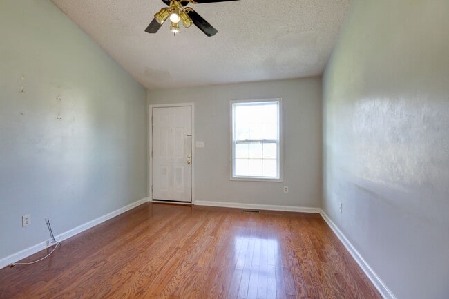 Building Photo - Close to Post!