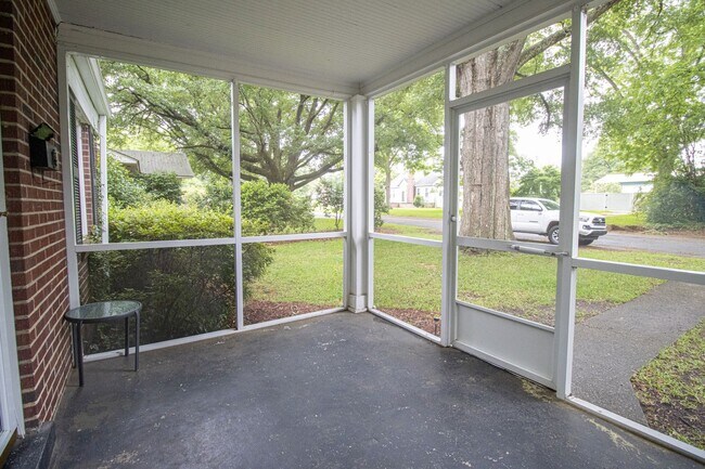 Building Photo - 2-bedroom, 1-bathroom brick bungalow in Ro...