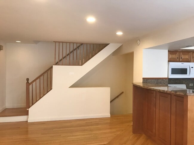 Building Photo - 320 Inverrary Ln