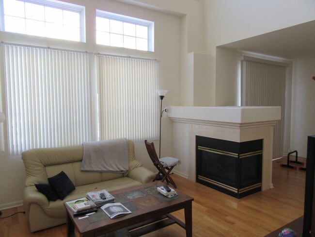 Building Photo - 440 E Thornhill Ln