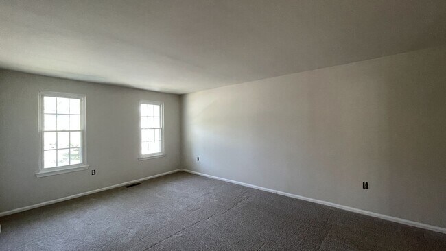 Building Photo - Lake Ridge Colonial