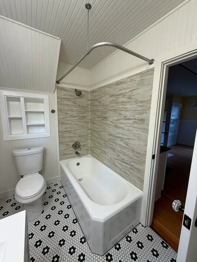 Building Photo - 7870 SW West Slope Dr