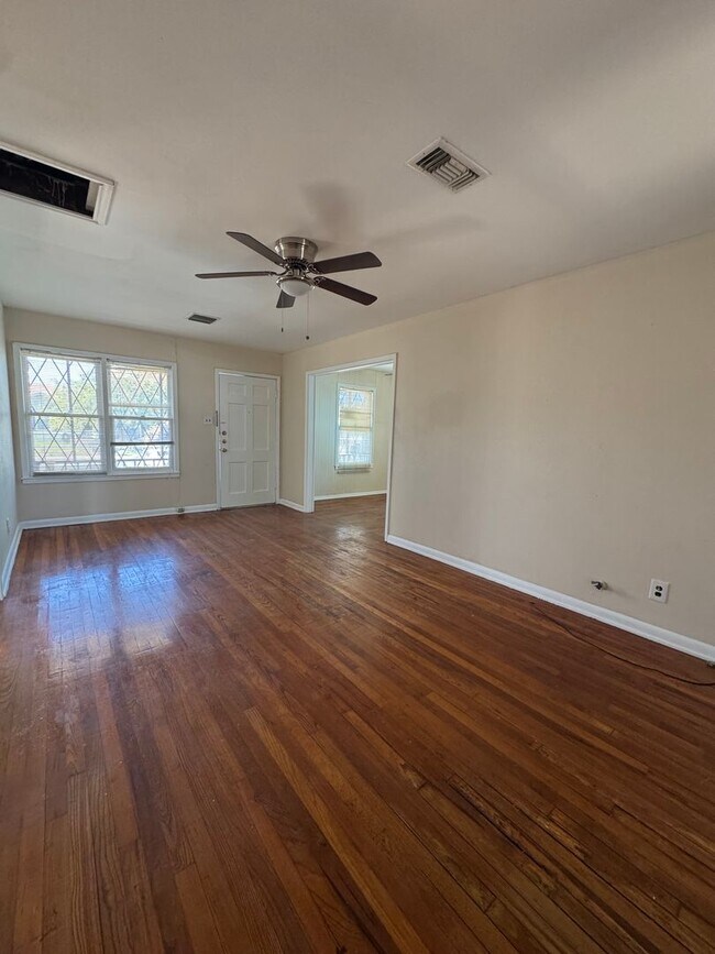 Building Photo - Move-In Special! February Rent Only $199 – Move In ASAP!