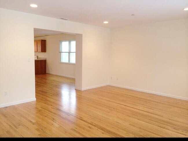 Foto del edificio - Townhouse Style 3 Bedroom 2 Bath Duplex $4...