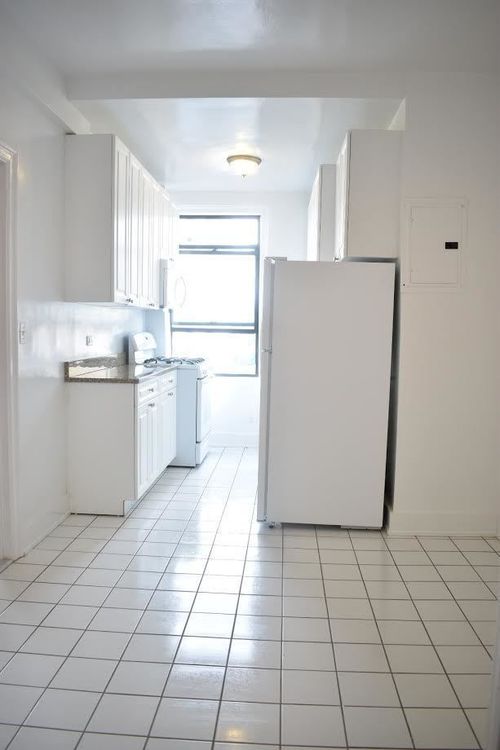 Building Photo - 225 W 106th St