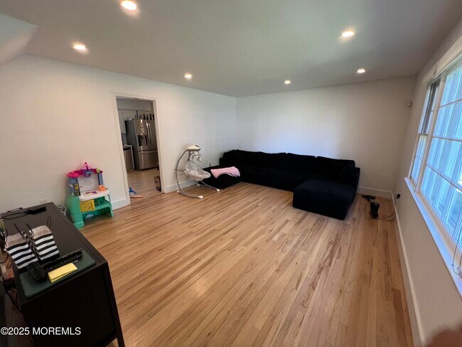 Building Photo - 534 Apple Dr