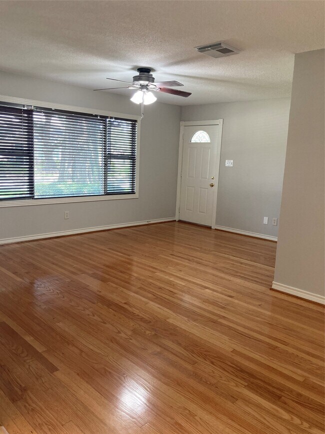 Building Photo - 1605 Lamonte Ln