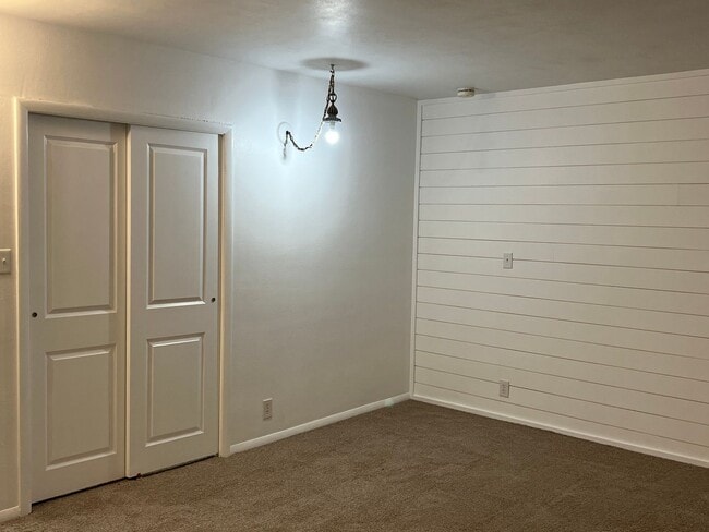 Building Photo - Spacious 4 BEDROOM 2 FULL BATHS PLENTY OF ...