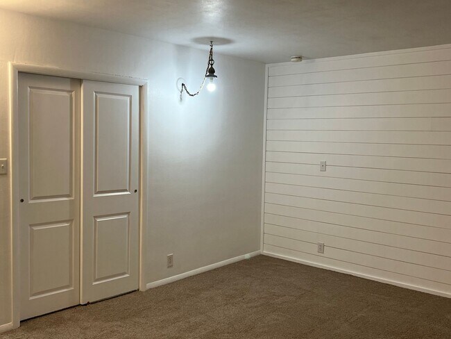 Foto del edificio - Spacious 4 BEDROOM 2 FULL BATHS PLENTY OF ...