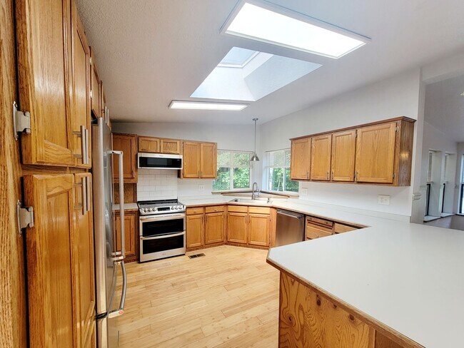 Foto del edificio - Spacious 3 bed home on expansive lot in Po...