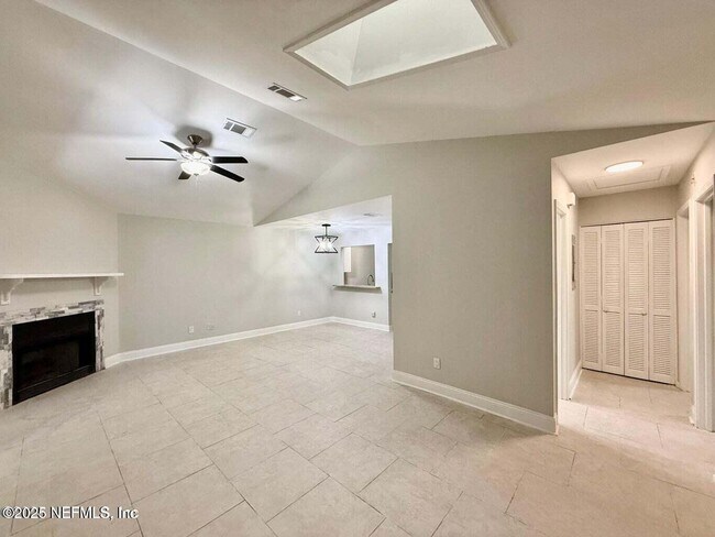 Foto del edificio - 3801 Crown Point Rd