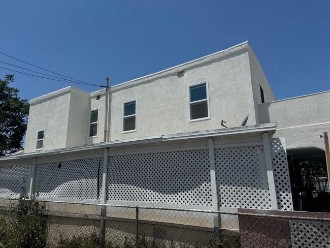 Building Photo - 516 W 109th St