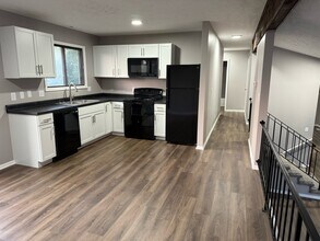 Building Photo - 6606 S 108th Terrace