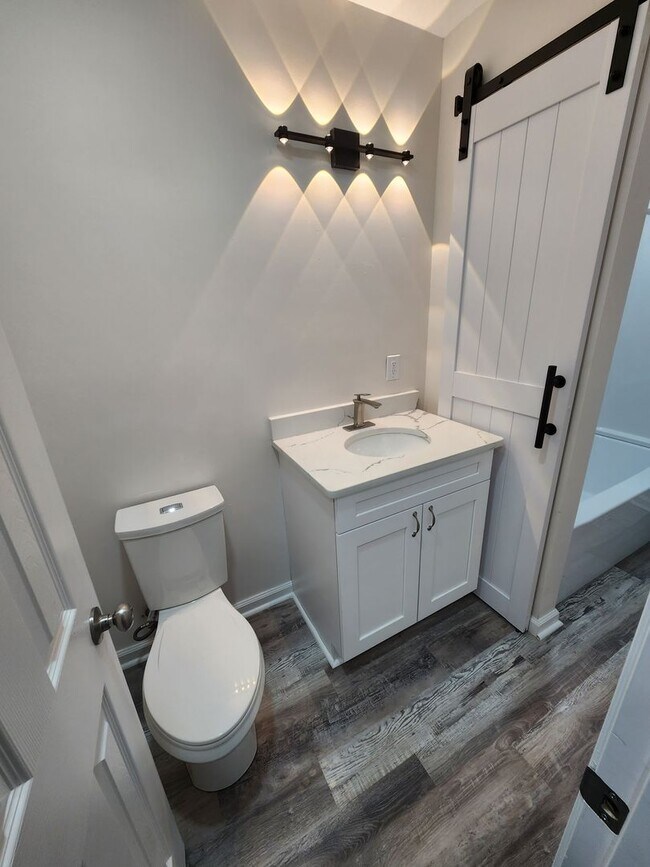 Foto del edificio - Beautifully remodeled duplex near Naval St...