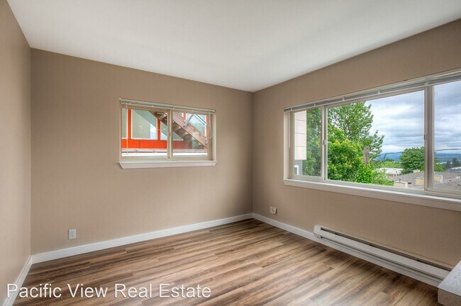 Building Photo - 118 18th Ave E