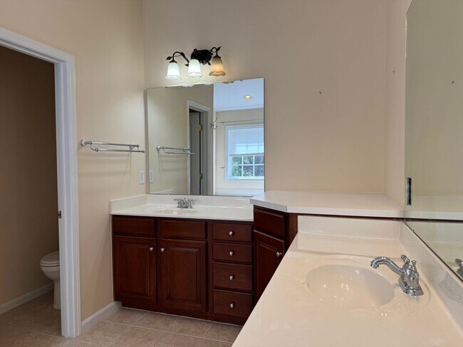 Building Photo - 3 Bedroom Townhome in Wakefield