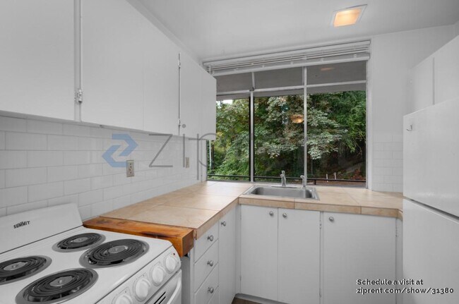 Building Photo - 2745 NW Pettygrove St