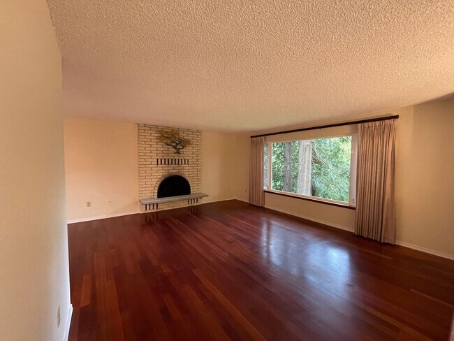 Foto del edificio - 10800 Lathrop Ln NW