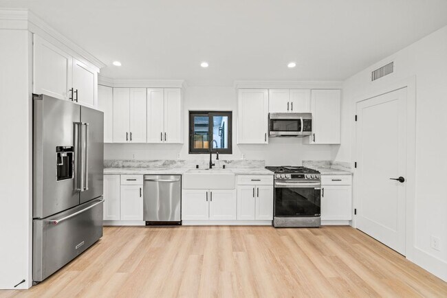 Foto del edificio - 16245 Chatsworth St
