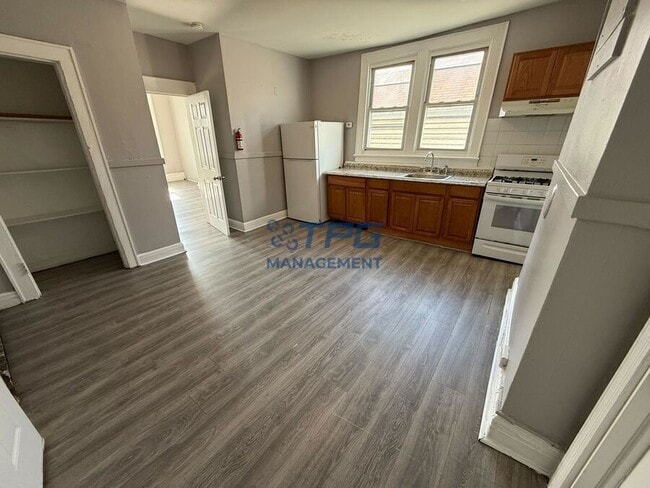 Building Photo - 96 Summer Ave