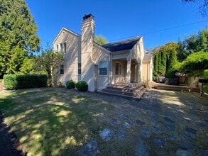 Building Photo - 4802 NE 45th St