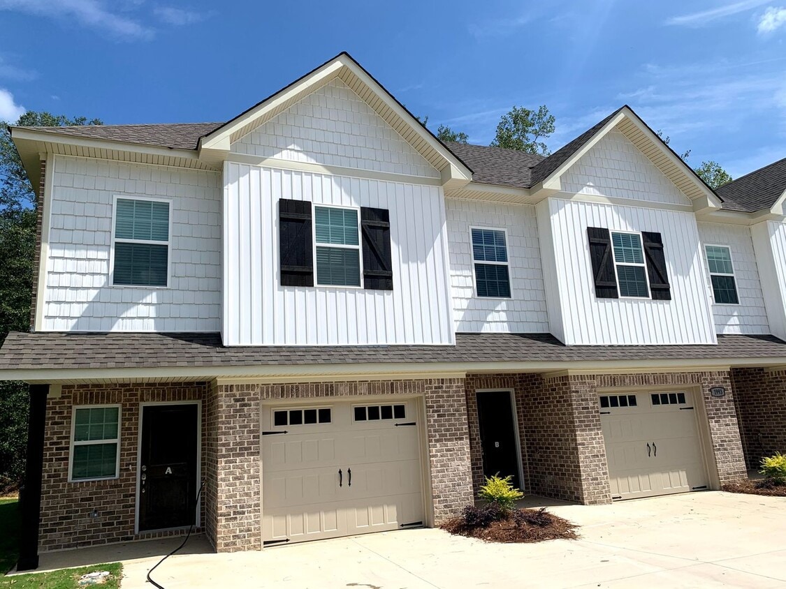 Convenient 3BR/2BA Townhome with Garage & Lawn Care Included - Convenient 3BR/2BA Townhome with Garage & Lawn Care Included