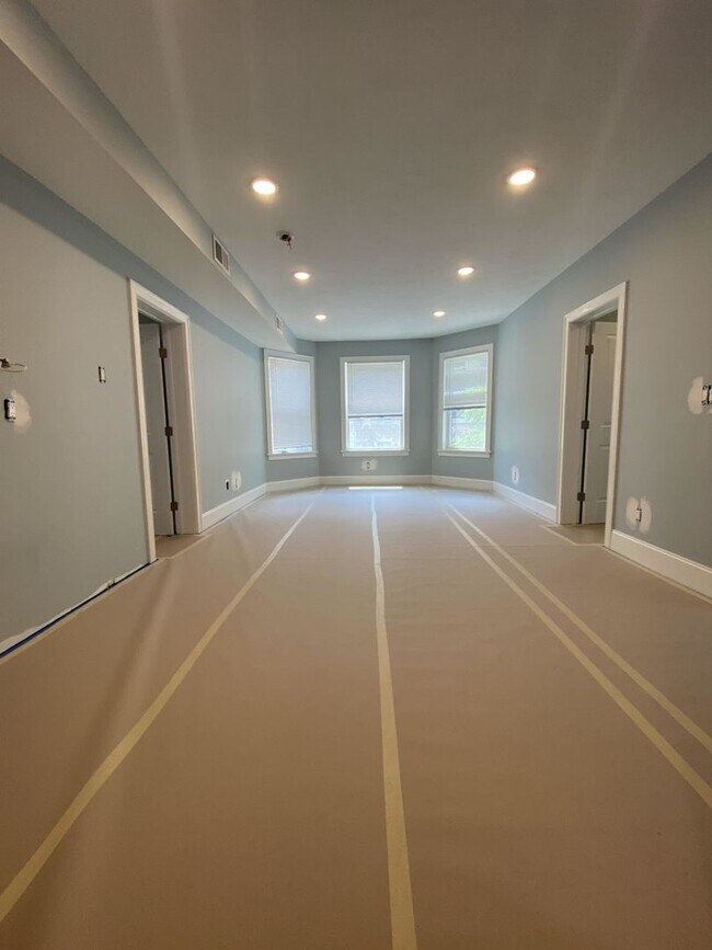Building Photo - No Brokers Fee, Fully Renovated, Central H...