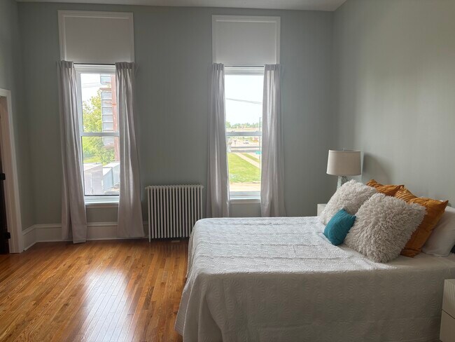 Building Photo - 219 3rd Ave SW