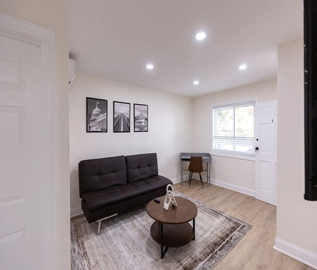 Building Photo - 1537 1st St SW