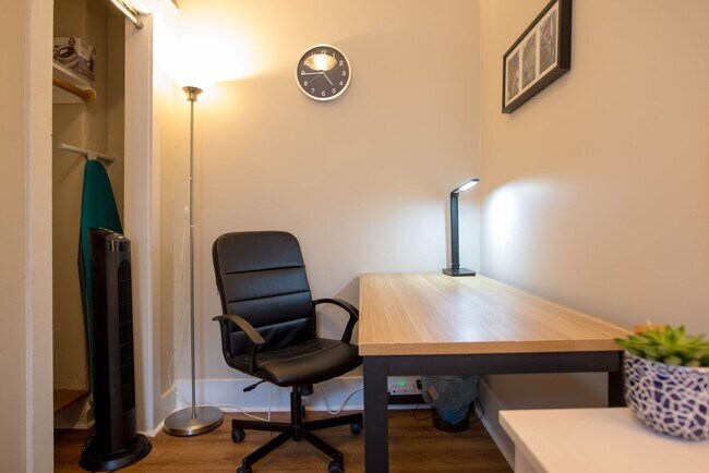 Building Photo - Central Location, Eat-in Kitchen, Laundry on a Site