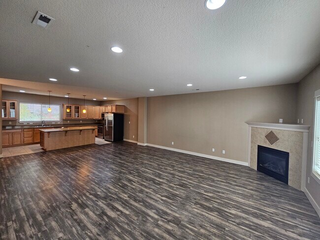 Sala de estar con chimenea de gas - 14409 NE 22nd Ave