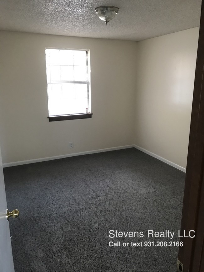 Building Photo - 310 Hawk View Ct