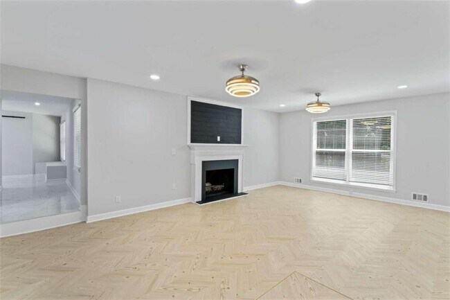 Building Photo - 2023 Stoneleigh Dr