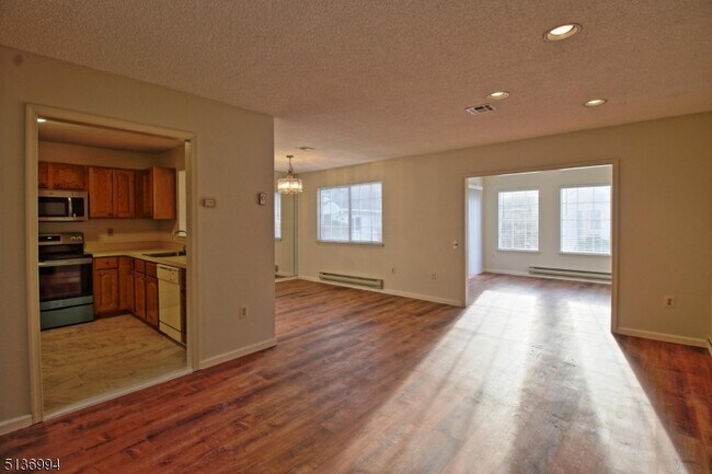 Building Photo - 635 Madison Dr