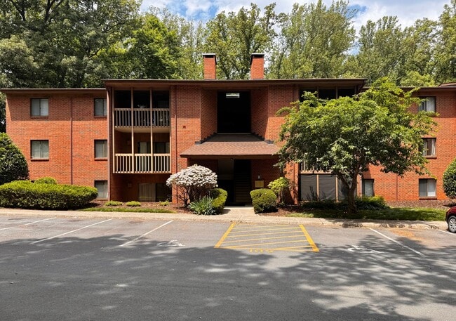 Building Photo - Turtle Creek 2 bedroom/2 Bath Condo available- enjoy the pool this summer! Walk to Stonefield!