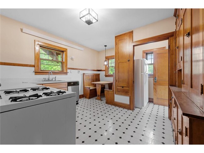 Building Photo - 220 W 40th St