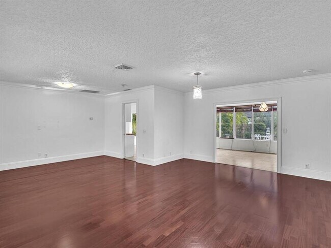 Building Photo - 899 NW 6th Dr