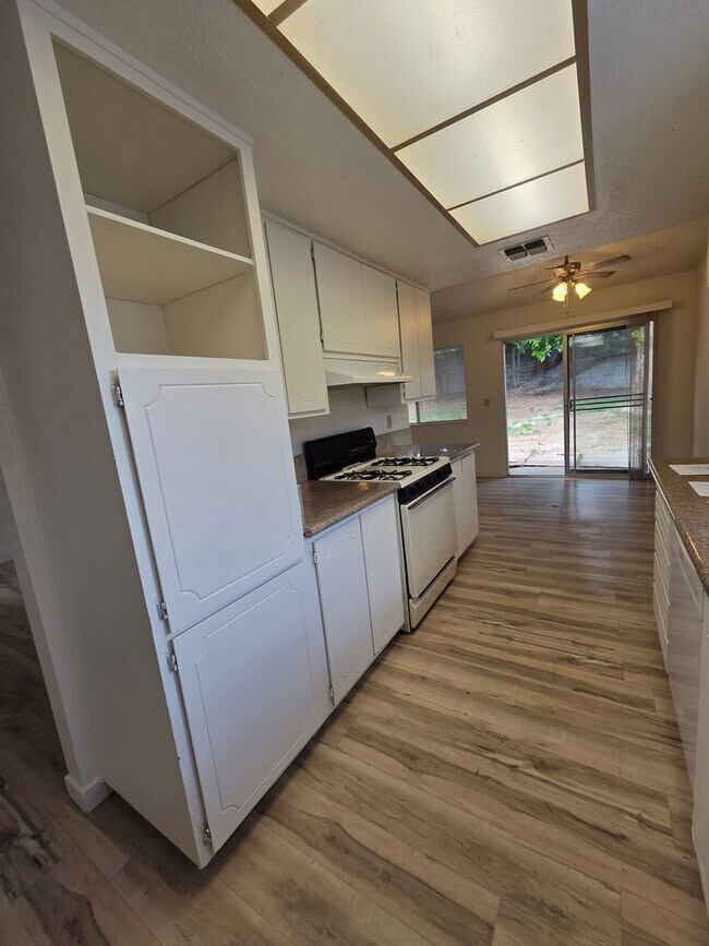 Building Photo - House: 3 Bedroom / 2 Bathroom - Loomis
