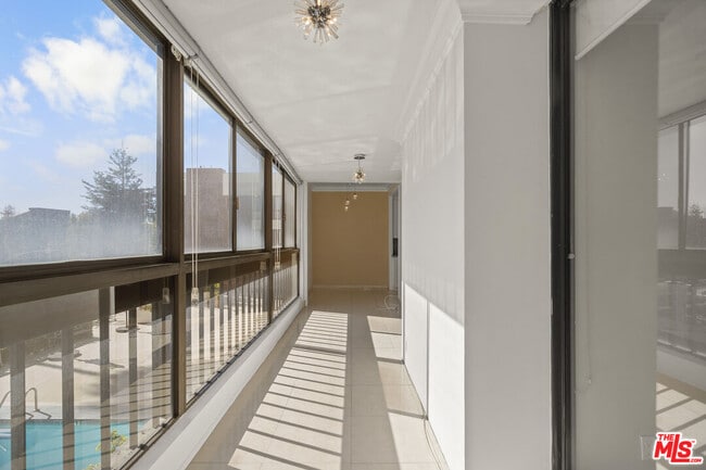 Foto del edificio - 4477 Wilshire Blvd