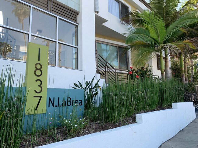 Foto del edificio - 1837 N La Brea Ave