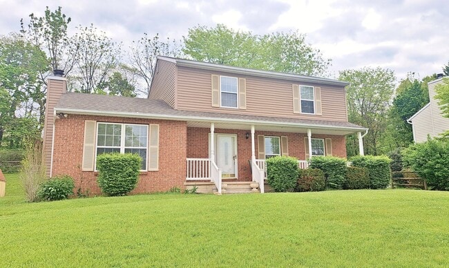 Building Photo - 3 Bed / 3 Bath Single Family Home