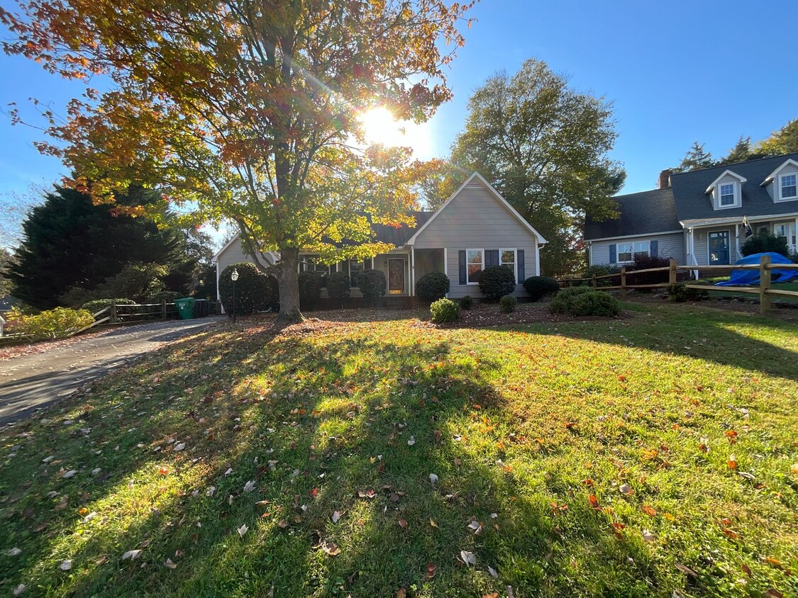 Foto principal - Great 3/2 Home in High Point, one level, b...