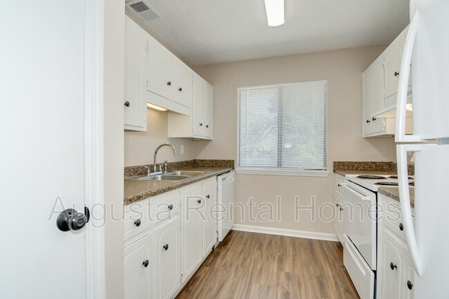 Foto del edificio - 3512 Woodlake Rd