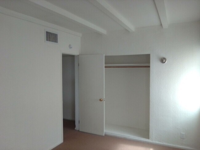 Building Photo - Desert View Apartments