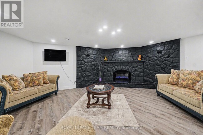 Building Photo - 1570 River Rd