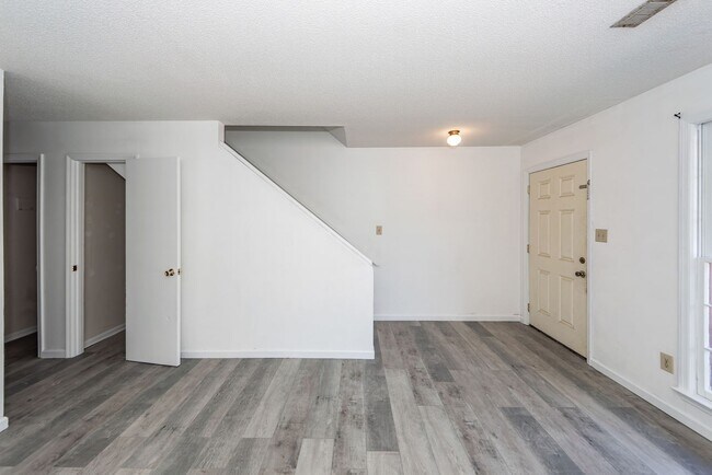 Building Photo - 2 Bedroom, 1.5 Bathroom Townhome - Summerville