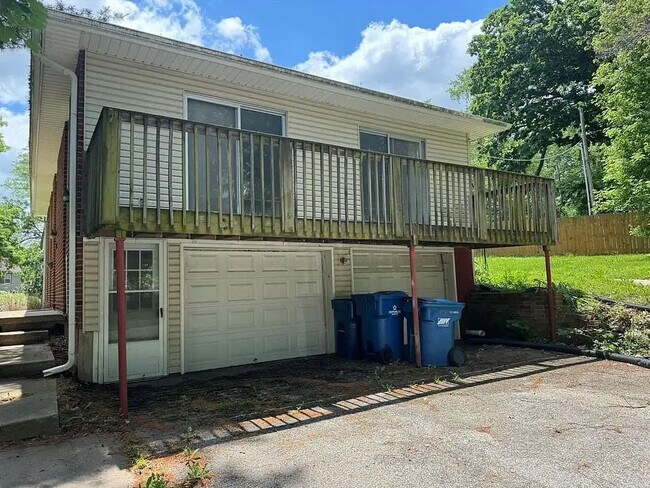 Building Photo - 3006 S Santa Fe Rd